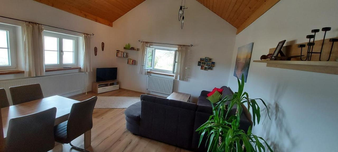 Ruhig Gelegene Ferienwohnung Im Gruenen Mit Terrasse Und Kleinem Garten Rotthalmuenster Exteriér fotografie